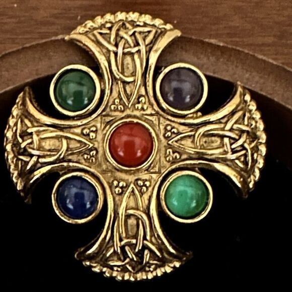 Vintage SoLoor 1960's gold embossed Celtic cross brooch with 5 bead detail - Picture 1 of 5